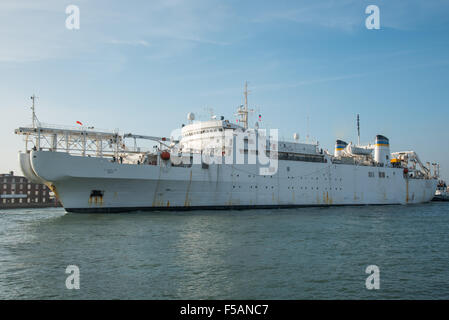 Noi di mezzi navali Zeus (T-ARC-7) una posa di cavi e riparare la nave in partenza di Portsmouth, Regno Unito il 31 ottobre 2015. Foto Stock