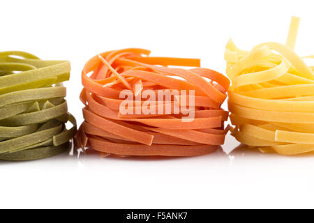 Tre colori nido di rotolo di pasta su uno sfondo bianco Foto Stock