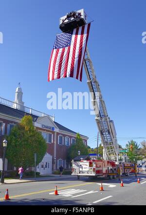 Una grande bandiera americana pende da una estensione scaletta di un camion dei pompieri a Metuchen Country Fair, 2015 Foto Stock