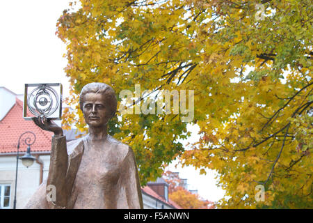 Varsavia Polonia statua di scienziata polacca Marie Sklodowska Curie tenendo un modello di un atomo del polonio dall artista Bronislaw Krzysztof Foto Stock