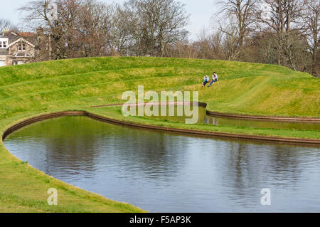 Scottish Galleria Nazionale di Arte Moderna, Edimburgo. Il lago e il paesaggio del parco. Rilievi da Charles Jencks. Foto Stock