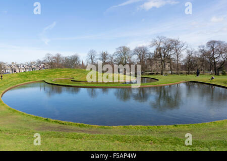 Scottish Galleria Nazionale di Arte Moderna, Edimburgo. Il lago e il paesaggio del parco. Rilievi da Charles Jencks. Foto Stock