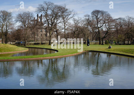 Scottish Galleria Nazionale di Arte Moderna, Edimburgo. Il lago e il paesaggio del parco. Rilievi da Charles Jencks. Foto Stock
