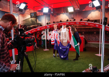 Londra, Regno Unito. Il 31 ottobre 2015. Rugby fan possono godere del 360 esperienza presso l'Emirates stand a Trafalgar Square Fanzone. La finale della Coppa del Mondo di Rugby 2015 sarà mostrato live sul grande schermo. Credito: Elsie Kibue Foto Stock