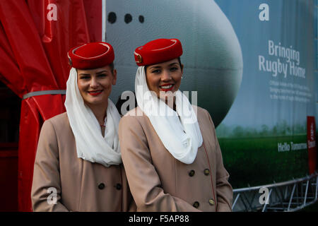 Londra, Regno Unito. Il 31 ottobre 2015. Emirates membri di equipaggio a Emirates 360 esperienza stand a Trafalgar Square Fanzone. La finale della Coppa del Mondo di Rugby 2015 sarà mostrato live sul grande schermo. Credito: Elsie Kibue Foto Stock