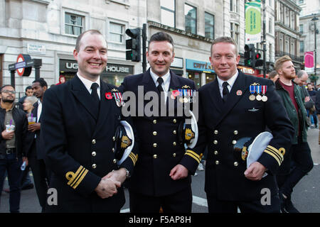 Londra, Regno Unito. Il 31 ottobre 2015. Bandiera degli ufficiali del Mare del Nord di formazione godendo la finale della Coppa del Mondo di Rugby match tra la Nuova Zelanda e l'Australia match mostrato sul grande schermo a Trafalgar Square Fanzone. Credito: Elsie Kibue / Alamy Live News Foto Stock
