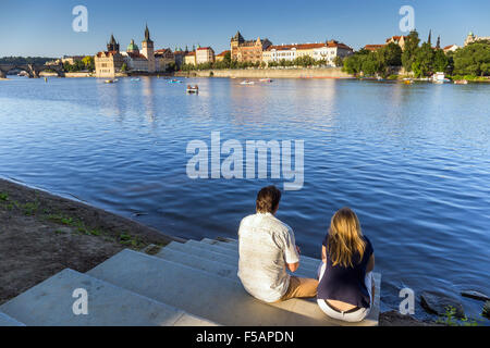 Giovane su Strelecky island, lo sfondo è Smetana Museum E Novotneho Lavka, Praga, Repubblica Ceca Foto Stock