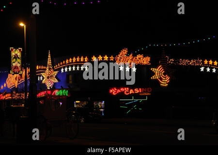 Vista notturna, guardando a nord, multi-colore di Lucky Star divertimento arcade, Central Promenade, Blackpool luminarie, 2013 Foto Stock
