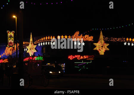 Vista notturna di fronte Central Promenade verso multi-colore di Lucky Star divertimento arcade, Blackpool luminarie, 2013 Foto Stock