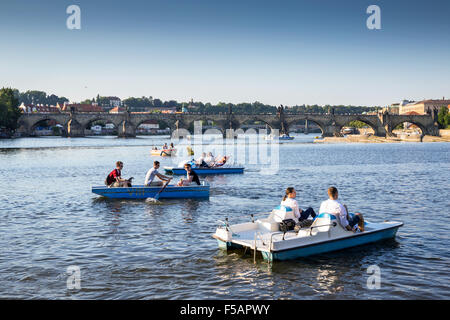 Vista sul Ponte Carlo e del fiume Moldava con la barca turistica, Praga, Repubblica Ceca, Europa Foto Stock