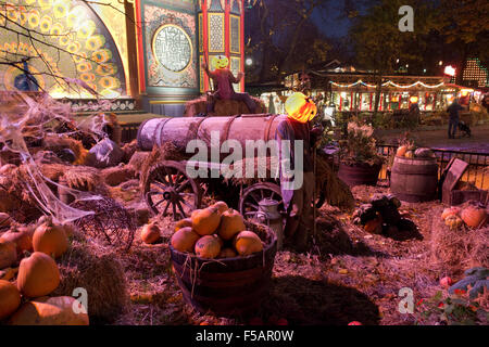 Gli uomini di zucca raccolta zucche o qualunque cosa fare nello Spooky Halloween orizzontale nella parte anteriore della pantomima nei Giardini di Tivoli, Copenaghen Foto Stock