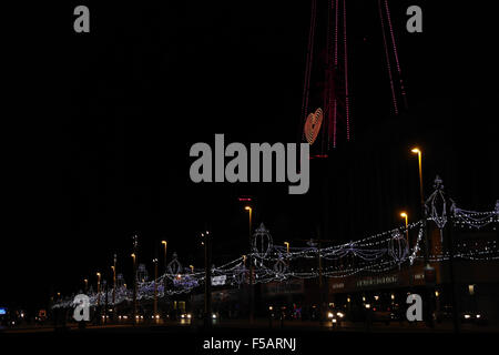 Notte vista obliqua, a cuore rosso scultura e lightsTower viola, blu Bling luminarie sopra Central Promenade, Blackpool Foto Stock