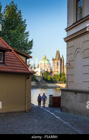 Strada stretta in Lesser Town (Mala Strana), Praga, Repubblica Ceca, Europa Foto Stock