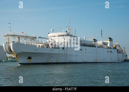 Noi di mezzi navali Zeus (T-ARC-7) una posa di cavi e riparare la nave in partenza di Portsmouth, Regno Unito il 31 ottobre 2015. Foto Stock