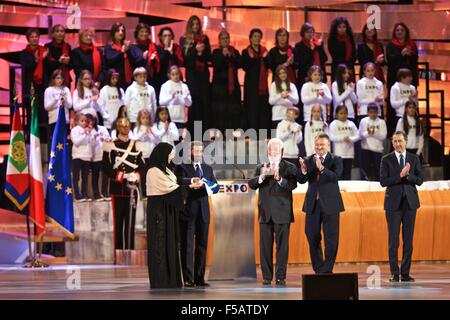 Milano, Italia. 31 ott 2015. Bandiera dell'Ufficio internazionale delle esposizioni (BIE) è consegnato ai rappresentanti di Dubai durante la cerimonia di chiusura di Expo Milano 2015 in Italia, a Milano, il 31 ott. 2015. La cerimonia di chiusura di Expo Milano 2015 si è tenuto sabato a Milano, Italia. Dubai terrà la prossima esposizione mondiale nel 2020 sotto il tema 'collega menti, creando il futuro". © Jin Yu/Xinhua/Alamy Live News Foto Stock