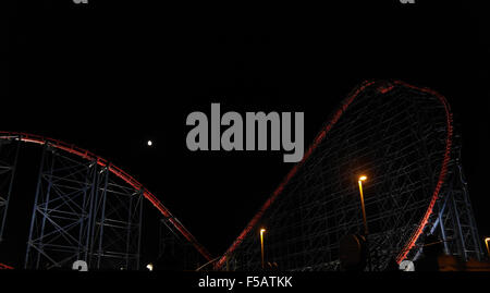 Vista notturna verso l'alto punto di Pleasure Beach "Big One" Rollercoaster dal South Shore Promenade, Blackpool luminarie, REGNO UNITO Foto Stock