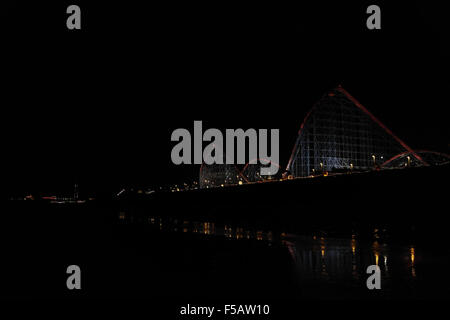 Vista della spiaggia, con riflessioni, guardando a nord verso la Pleasure Beach Big One Rollercoaster, South Shore, Luminarie di Blackpool Foto Stock