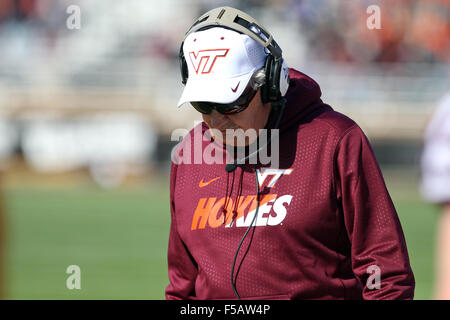 Alumni Stadium. 31 ott 2015. MA, USA; Virginia Tech Hokies head coach Frank Beamer durante il NCAA Football gioco tra il Boston College Eagles e Virginia Tech Hokies a Alumni Stadium. Virginia Tech ha sconfitto il Boston College il 26-10. Anthony Nesmith/Cal Sport Media/Alamy Live News Foto Stock