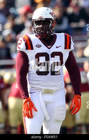 Alumni Stadium. 31 ott 2015. MA, USA; Virginia Tech Hokies affrontare difensivo Luther Maddy (92) durante il NCAA Football gioco tra il Boston College Eagles e Virginia Tech Hokies a Alumni Stadium. Virginia Tech ha sconfitto il Boston College il 26-10. Anthony Nesmith/Cal Sport Media/Alamy Live News Foto Stock