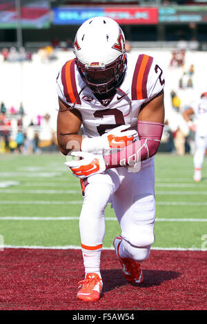 Alumni Stadium. 31 ott 2015. MA, USA; Virginia Tech Hokies sicurezza Donovan Riley (2) prega prima di NCAA Football gioco tra il Boston College Eagles e Virginia Tech Hokies a Alumni Stadium. Virginia Tech ha sconfitto il Boston College il 26-10. Anthony Nesmith/Cal Sport Media/Alamy Live News Foto Stock