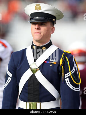 Alumni Stadium. 31 ott 2015. MA, USA; un Virginia Tech Hokies ROTC Cadet si affaccia su durante il NCAA Football gioco tra il Boston College Eagles e Virginia Tech Hokies a Alumni Stadium. Virginia Tech ha sconfitto il Boston College il 26-10. Anthony Nesmith/Cal Sport Media/Alamy Live News Foto Stock