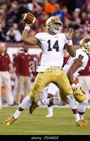 Philadelphia, Pennsylvania, USA. 31 ott 2015. Notre Dame Fighting Irish quarterback DeShone Kizer (14) lancia la palla durante il NCAA Football gioco tra la cattedrale di Notre Dame Fighting Irish e il Tempio di gufi al Lincoln Financial Field di Philadelphia, Pennsylvania. Christopher Szagola/CSM/Alamy Live News Foto Stock