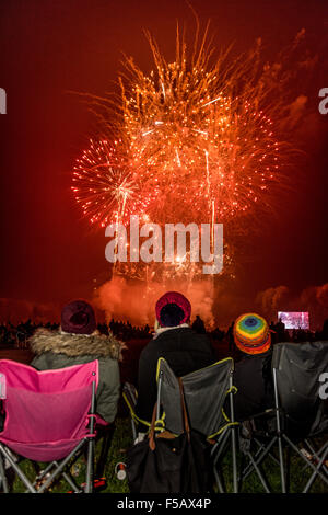 Castle Howard, York, Regno Unito. Il 31 ottobre, 2015. Nord Yorkshires più grande spettacolo pirotecnico, Kaboom, ha avuto luogo su Halloween con un film a tema coordinato di fuochi d'artificio. Oltre 10.000 persone hanno preso parte all'evento. Credito: Fotografia Bailey-Cooper/Alamy Live News. Foto Stock