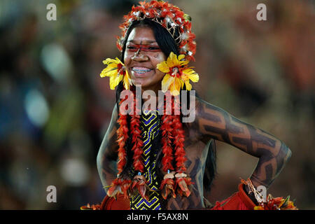 Pechino, Cina. 24 ott 2015. Immagine presa su 24 Ottobre, 2015 di una ragazza indigena del Karaja Xambioa etnicità dello stato del Mato Grosso, Brasile, presentando il suo costume tipico durante la prima edizione del mondo popoli indigeni giochi, in Palmas, stato di Tocantins, Brasile. Il mondo dei popoli indigeni giochi saranno tenute fino a ott. 31, con la partecipazione di 1.800 atleti indigeni, dei quali 1.100 sono brasiliano di etnie e di altri 700 provenivano da 23 paesi. © Raimundo Pacco/Framephoto/Estadao Conteudo/AGENCIA ESTADO/Xinhua/Alamy Live News Foto Stock