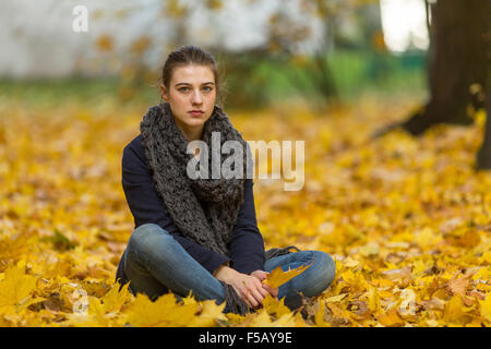 Ragazza giovane in autunno Park. Foto Stock