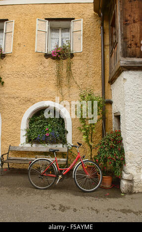 Scene di villaggio dalle affascinanti Hallstatt, Salzkammergut, Austria Foto Stock