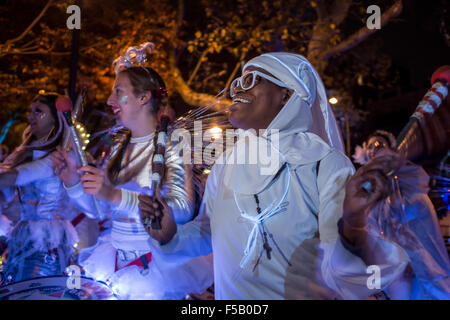 New York, NY - 31 ottobre 2015. I percussionisti dal Batala NYC Samba Reggae Band Drum warm up in SoHo Square prima dell'avvio dell'annuale Greenwich Village Halloween Parade. La banda di Afro-brasiliana è composto interamente da donne. Foto Stock