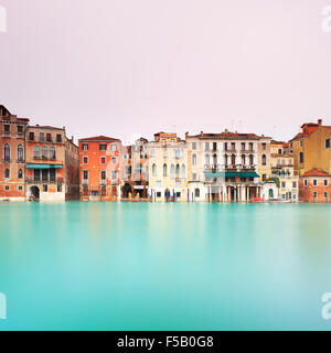 Famoso Canal Grande punto di riferimento a Venezia in una lunga esposizione fotografia. Grand Canal è la più grande e importante canale per acqua in ve Foto Stock