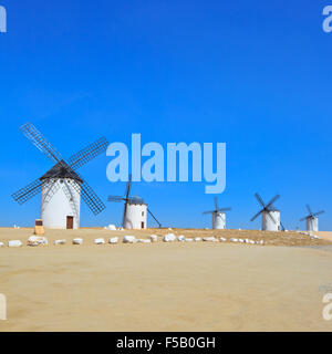 Cinque Mulini a vento, Campo de Criptana vicino a Alcazar de San Juan, Castiglia La Mancha. Castiglia La Mancha regione, Spagna, è famoso a causa t Foto Stock