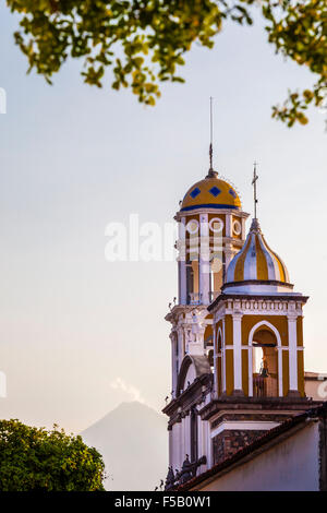 Le torri della chiesa con il Volcan del fuego in background, Comala, Colima, Messico. Foto Stock