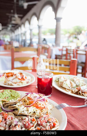 Tostadas e tacos dorados a Don Comalon ristorante nei pressi di Plaza di Comala, Colima, Messico. Foto Stock