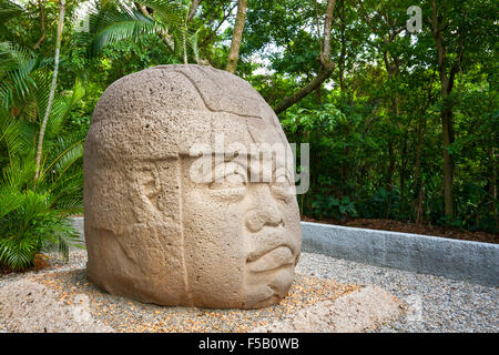 Olmec famosa scultura in pietra testa colossale di La Venta Park, Villahermosa, Tabasco, Messico. Foto Stock