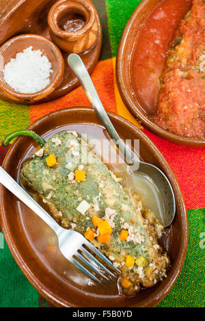 Peperoni ripieni o chiles rellenos presso un ristorante in Suchitlan, Colima, Messico. Foto Stock