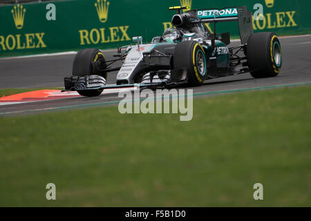 Città del Messico. 31 ott 2015. Pilota tedesco Nico Rosberg del team Mercedes compete durante la sessione di qualifiche di Formula Uno in Messico Grand Prix in Città del Messico, capitale del Messico, il 31 ott. 2015. © Adrian Carpio/Xinhua/Alamy Live News Foto Stock