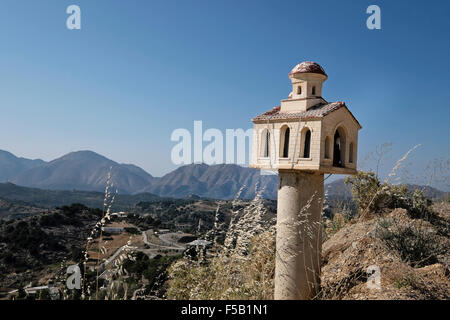 Un santuario per commemorare un incidente stradale sul lato della strada al di sopra di Anogia sull isola di Creta in Grecia Foto Stock