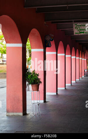 Archway nella zona Luz Quartiere di downtown Villahermosa, Tabasco, Messico. Foto Stock