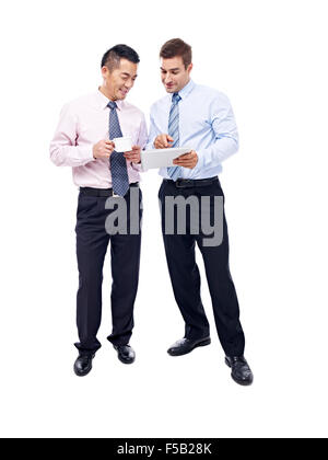 Asiatici e caucasici uomini di affari avente una discussione Foto Stock