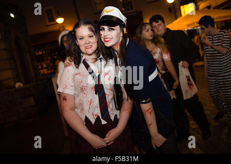 Aberystwyth, Wales, Regno Unito. Il 31 ottobre, 2015. Gruppi di studenti universitari in fancy dress outhaving divertente e di festa per le strade di Aberystwyth su un insolitamente calda notte di Halloween. Credito: keith morris/Alamy Live News Foto Stock