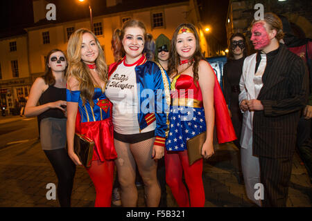 Aberystwyth, Wales, Regno Unito. Il 31 ottobre, 2015. Gruppi di studenti universitari in fancy dress outhaving divertente e di festa per le strade di Aberystwyth su un insolitamente calda notte di Halloween. Credito: keith morris/Alamy Live News Foto Stock