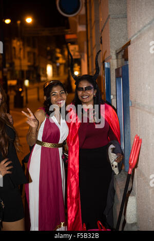 Aberystwyth, Wales, Regno Unito. Il 31 ottobre, 2015. Gruppi di studenti universitari in fancy dress outhaving divertente e di festa per le strade di Aberystwyth su un insolitamente calda notte di Halloween. Credito: keith morris/Alamy Live News Foto Stock