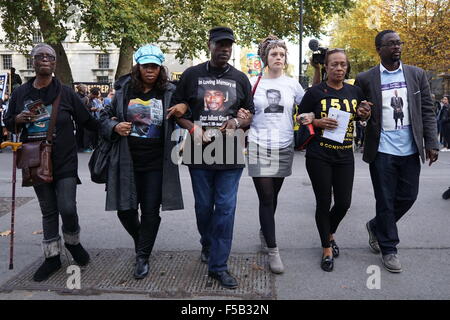 Londra, Regno Unito. Il 31 ottobre, 2015. I parenti di coloro che sono morti in custodia della polizia a piedi attraverso a Downing Street a mano nella loro petizione al Primo Ministro. Foto di vedere Li Credito: Vedere Li/Alamy Live News Foto Stock