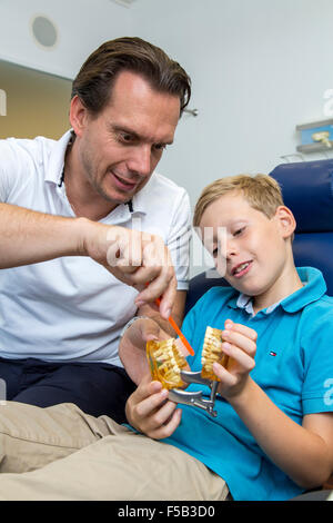 Studio dentista, dentista e paziente giovane, trattamento dentale, prevenzione, Foto Stock