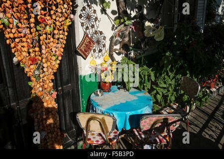 Un colorato panno ricopre la tabella sul lato anteriore portico di una casa del villaggio di Anogia sull isola di Creta in Grecia Foto Stock