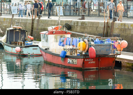 Piccolo peschereccio per traino barca ancorata in Sutton Harbour nel centro della città di Plymouth in Devon, Inghilterra Foto Stock