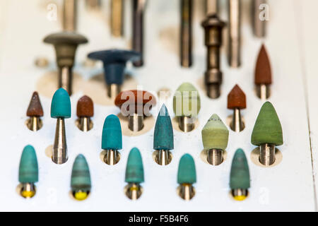 Studio dentista, strumenti odontoiatrici, trattamento dentale, prevenzione, esame, check up, forare, punte di perforazione Foto Stock