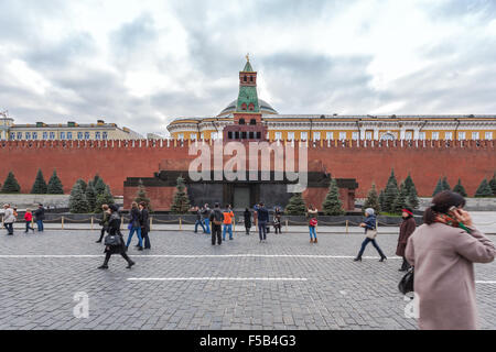 Mosca, Russia - 14 Ottobre 2015: Mosca il Cremlino e la Piazza Rossa. Il mausoleo di Lenin sulla Piazza Rossa e passanti. Foto Stock